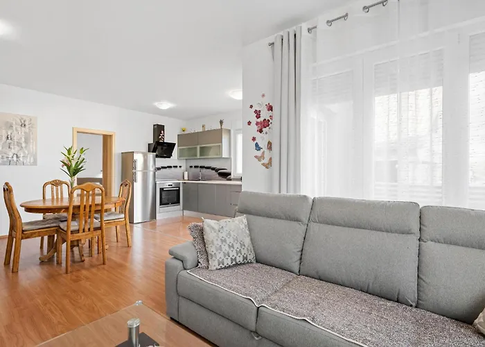 Lovely In With Wifi Apartman